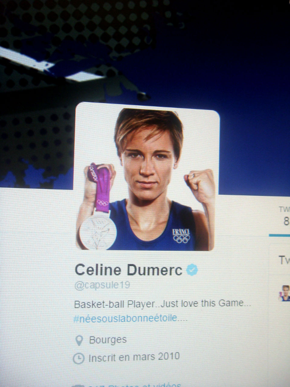 La basketteuse aux 58 000 followers partage sa vie sportive sur Twitter et beaucoup de photos avec son équipe ou la sélection française