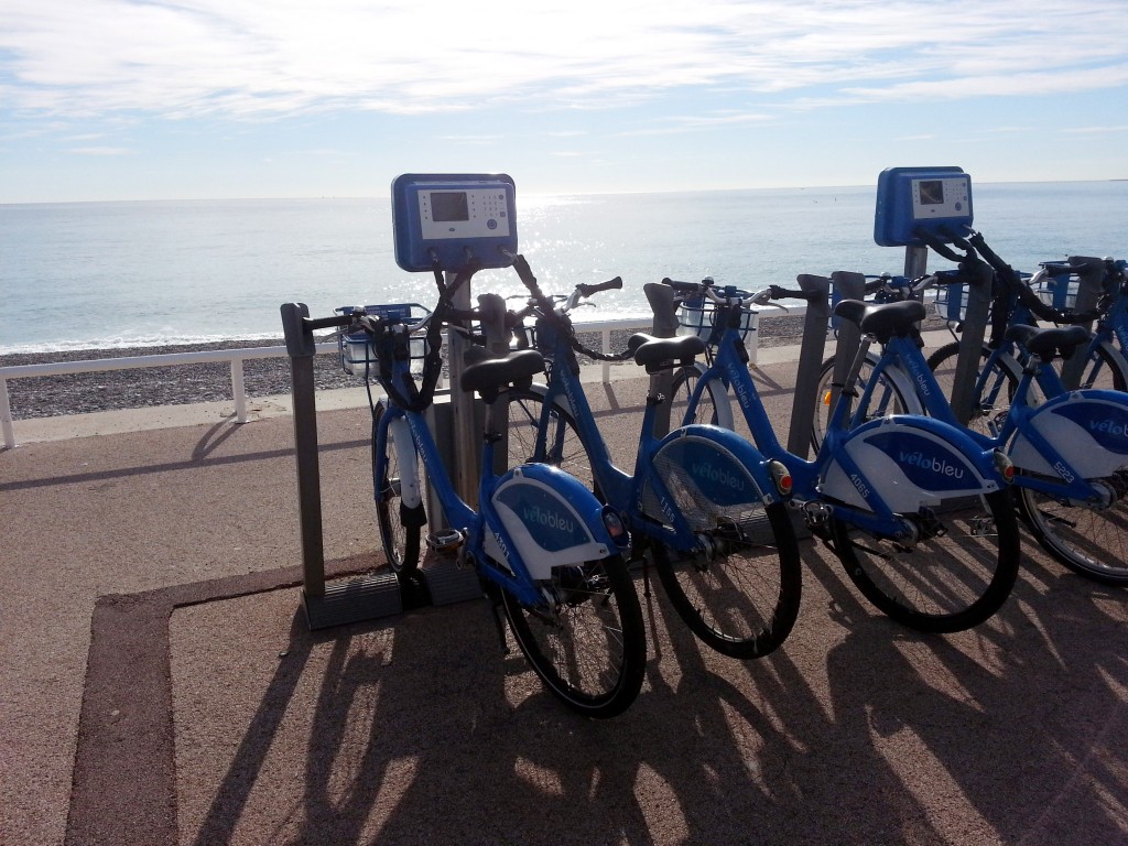 Face à la mer, les vélos bleus…